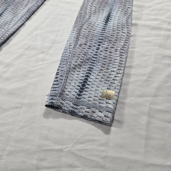 Stylish Gray Patterned Leggings - Picture 3 of 6